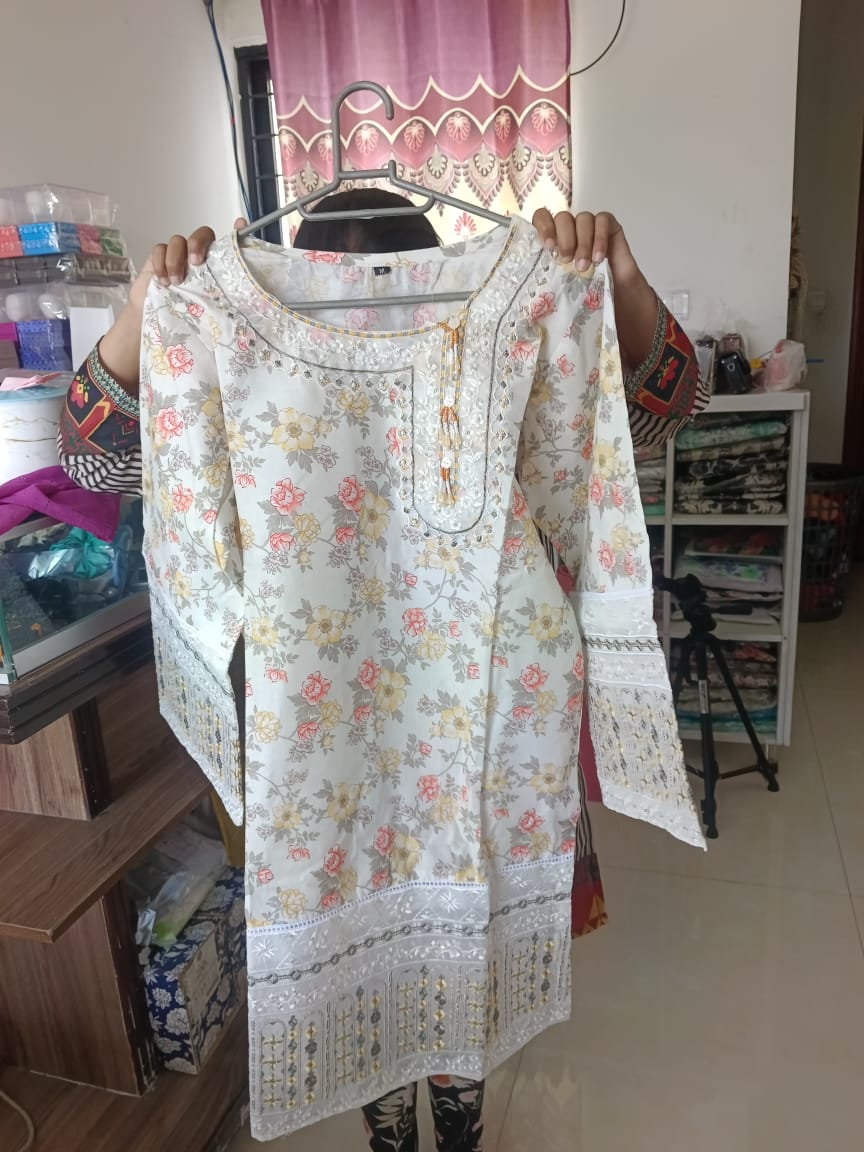 Women’s beige Floral Printed Lawn 3 Piece Suit with Lawn Dupatta –Eid Party Wear Dress