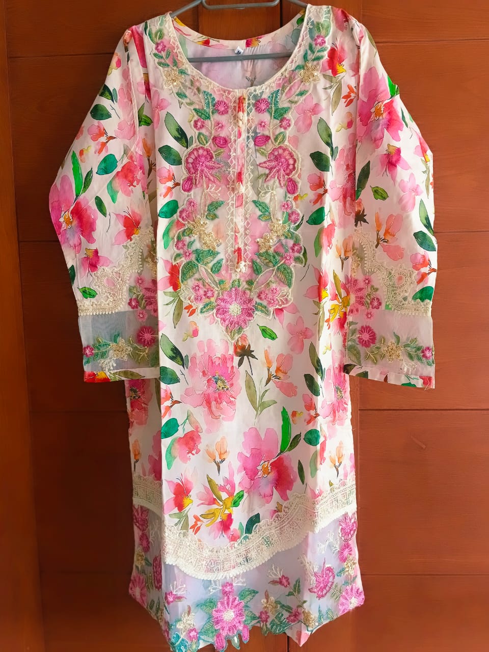 Women’s pink Floral Printed Lawn 3 Piece Suit with Lawn Dupatta –Eid Party Wear
