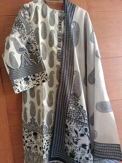 Women’s Black Floral Printed Lawn 3 Piece Suit with Lawn Dupatta –Eid Party Wear